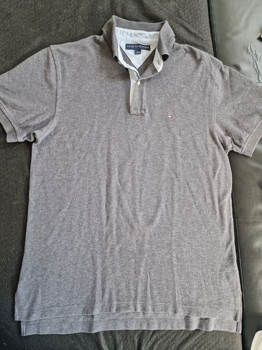 Tommy HILFIGER Men's Medium Size Grey TSHIRT IN Very Good Condition.